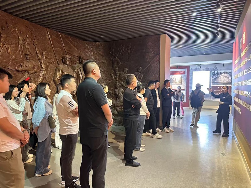 乘風(fēng)破浪迎挑戰(zhàn)，凝心聚力創(chuàng)輝煌